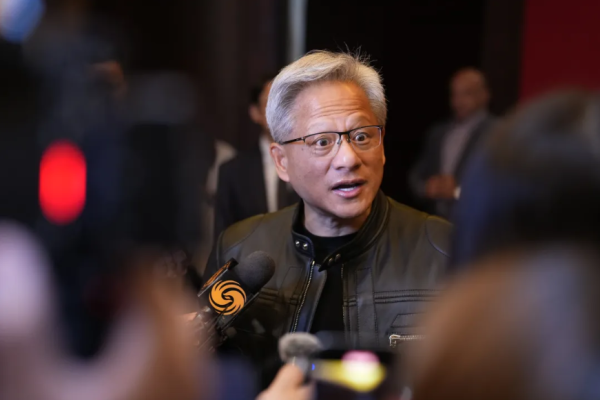 Trump muốn “phá” Nvidia — nhưng rồi CEO Jensen Huang thuyết phục ông